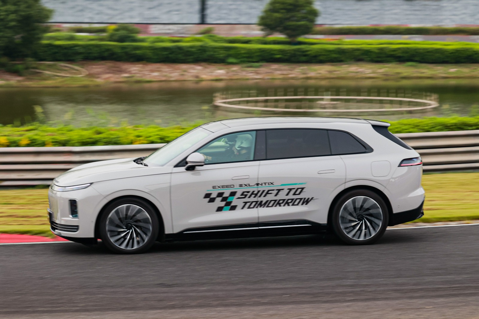 إكسيد تستعرض أربع طرازات جديدة على حلبة شنغهاي الدولية