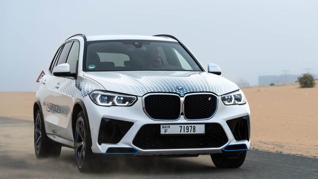 سيارة BMW iX5 Hydrogen تقدّم أداءً مبهراً في اختبارات القيادة الصحراوية وسط ظروف مناخية قاسية